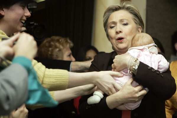 Сенатор Хиллари Клинтон с младенцем на саммите в Огайо - Sputnik Грузия