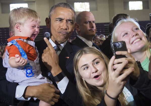 Президент США Барак Обама с плачущим ребенком на руках в Огайо - Sputnik Грузия