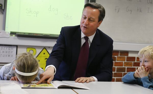 დიდი ბრიტანეთის პრემიერ-მინისტრი დევიდ კემერონი ერთ-ერთ სკოლაში ვიზიტისას 2015 წელს 
 - Sputnik საქართველო