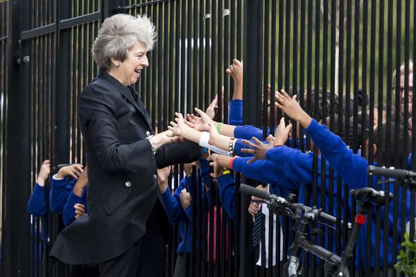 ბრიტანეთის პრემიერ-მინისტრი ტერეზა მეი ლონდონის ერთ-ერთი სკოლის მოსწავლეებთან 
 - Sputnik საქართველო