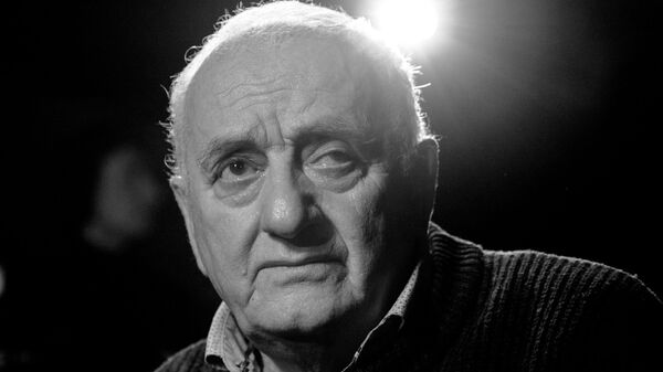 Резо Леванович Габриадзе  (1936 - 2021гг.), художник, режиссер театра и кино, писатель и автор сценариев - Sputnik Грузия