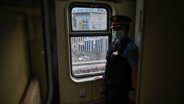 Поезд в Китае - сотрудник железной дороги в маске во время пандемии коронавируса - Sputnik Грузия