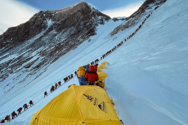 Восхождение на Эверест, на высоту в 8848 метров впервые было осуществлено с Непала в далеком 1953 году сэром Эдмундом Хиллари и шерпой Тенцингом Норгеем - Sputnik Грузия
