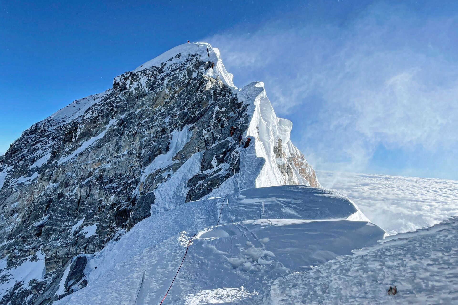 Альпинисты во время восхождения на Эверест в Непале  - Sputnik Грузия, 1920, 13.11.2023