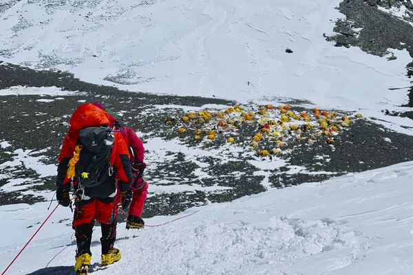 В прошлом году из-за пандемии коронавируса Эверест был закрыт для восхождения. В течение весеннего сезона восхождений в этом году разрешение подняться на Эверест выдано 43 командам - Sputnik Грузия