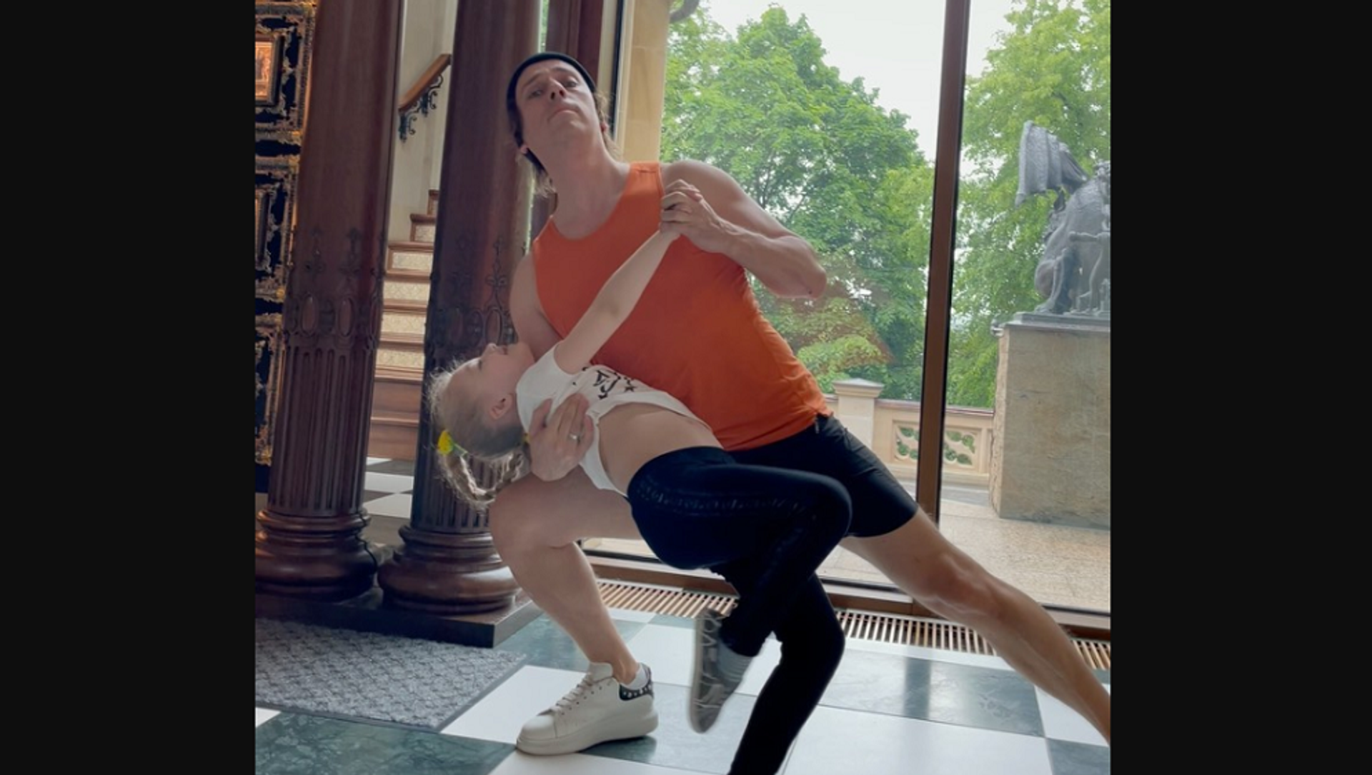 Какая грация!: Лиза Галкина танцует утренний танго со своим папой – видео - Sputnik Грузия, 1920, 08.06.2021