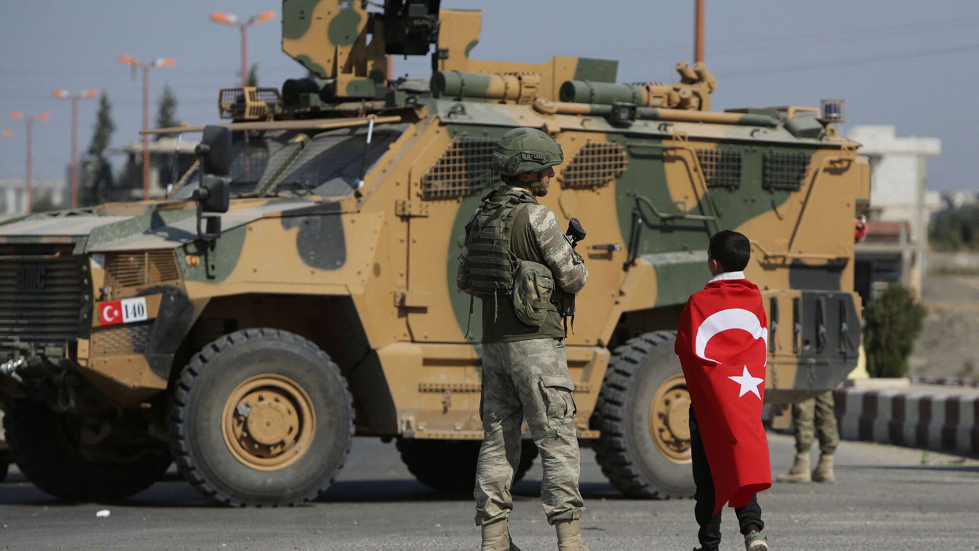 Турецкие солдаты патрулируют у города Таль - Абьяд, расположенный на сирийско-турецкой границе (23 октября 2019). Сирия - Sputnik Грузия, 1920, 18.04.2022