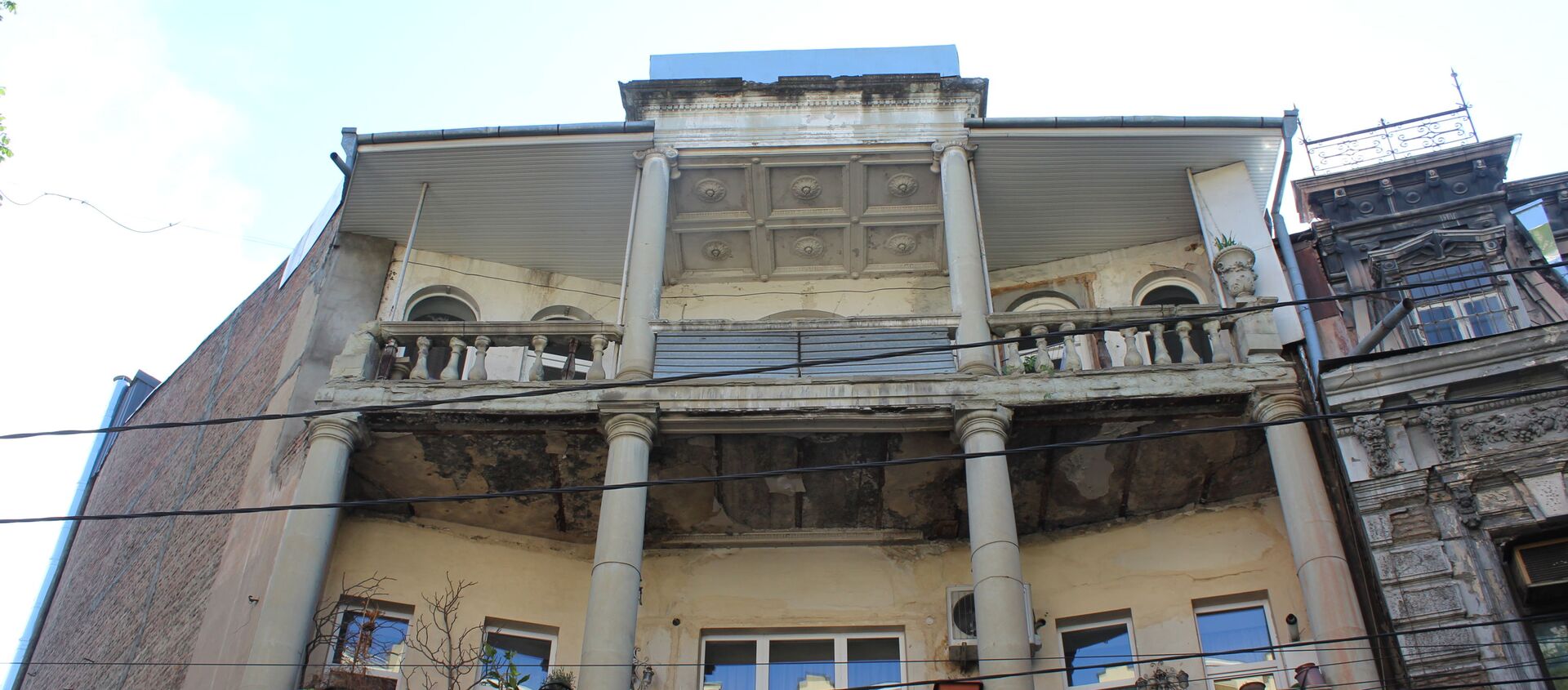 На третьем этаже остался лишь фрагмент оригинального потолка - Sputnik Грузия, 1920, 11.06.2021