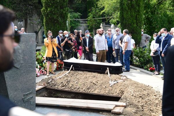 Маэстро похоронили в Тбилиси в Пантеоне писателей и общественных деятелей на горе Мтацминда  - Sputnik Грузия