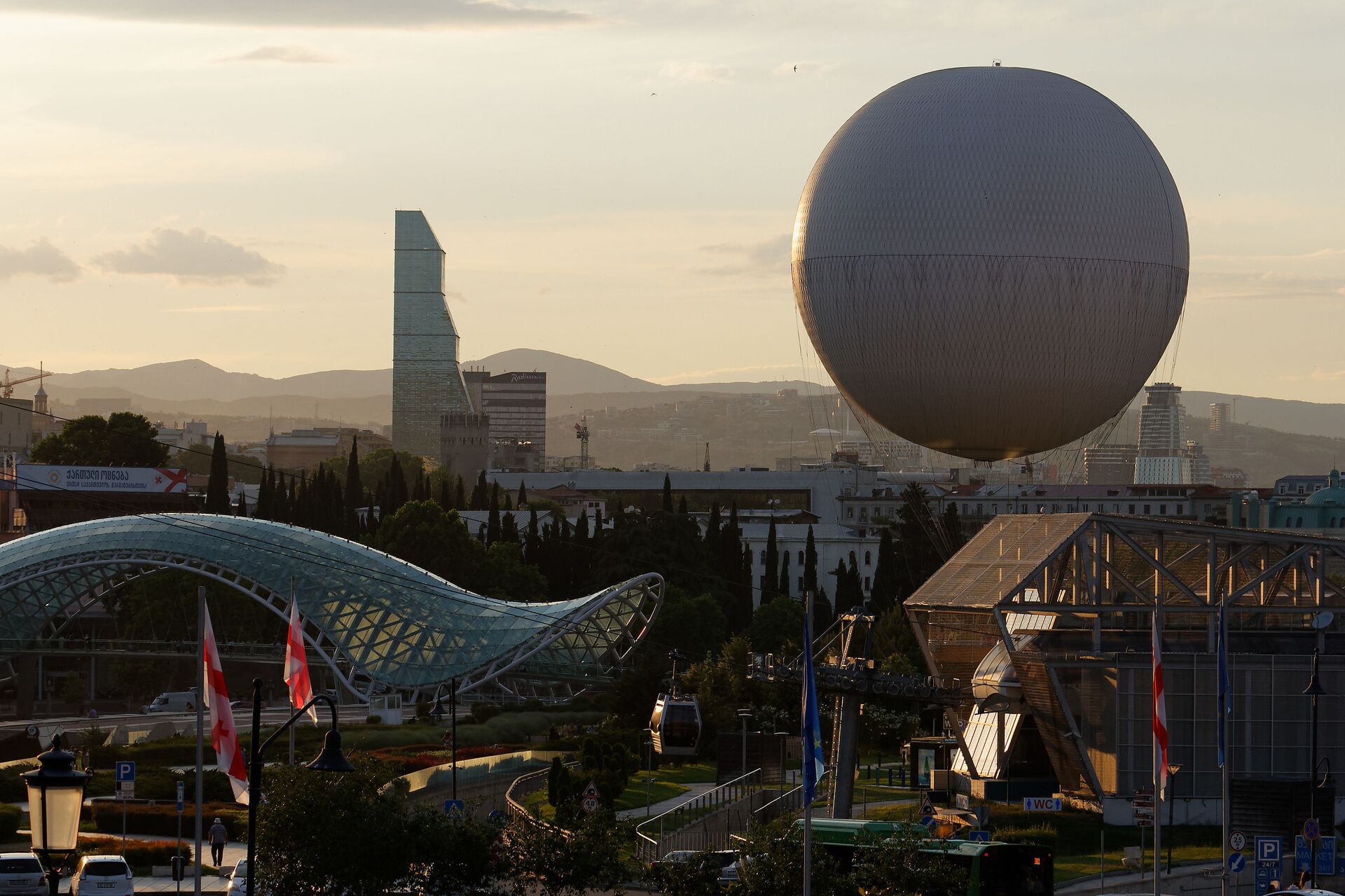 Вид на город Тбилиси - центр города, парк Рике и стеклянный мост Мира, отель Билтмор и воздушный шар - Sputnik Грузия, 1920, 26.07.2023