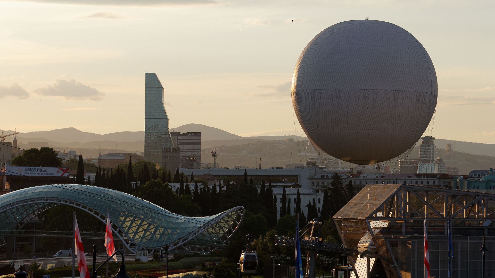 Вид на город Тбилиси - центр города, парк Рике и стеклянный мост Мира, отель Билтмор и воздушный шар - Sputnik Грузия, 1920, 19.01.2023