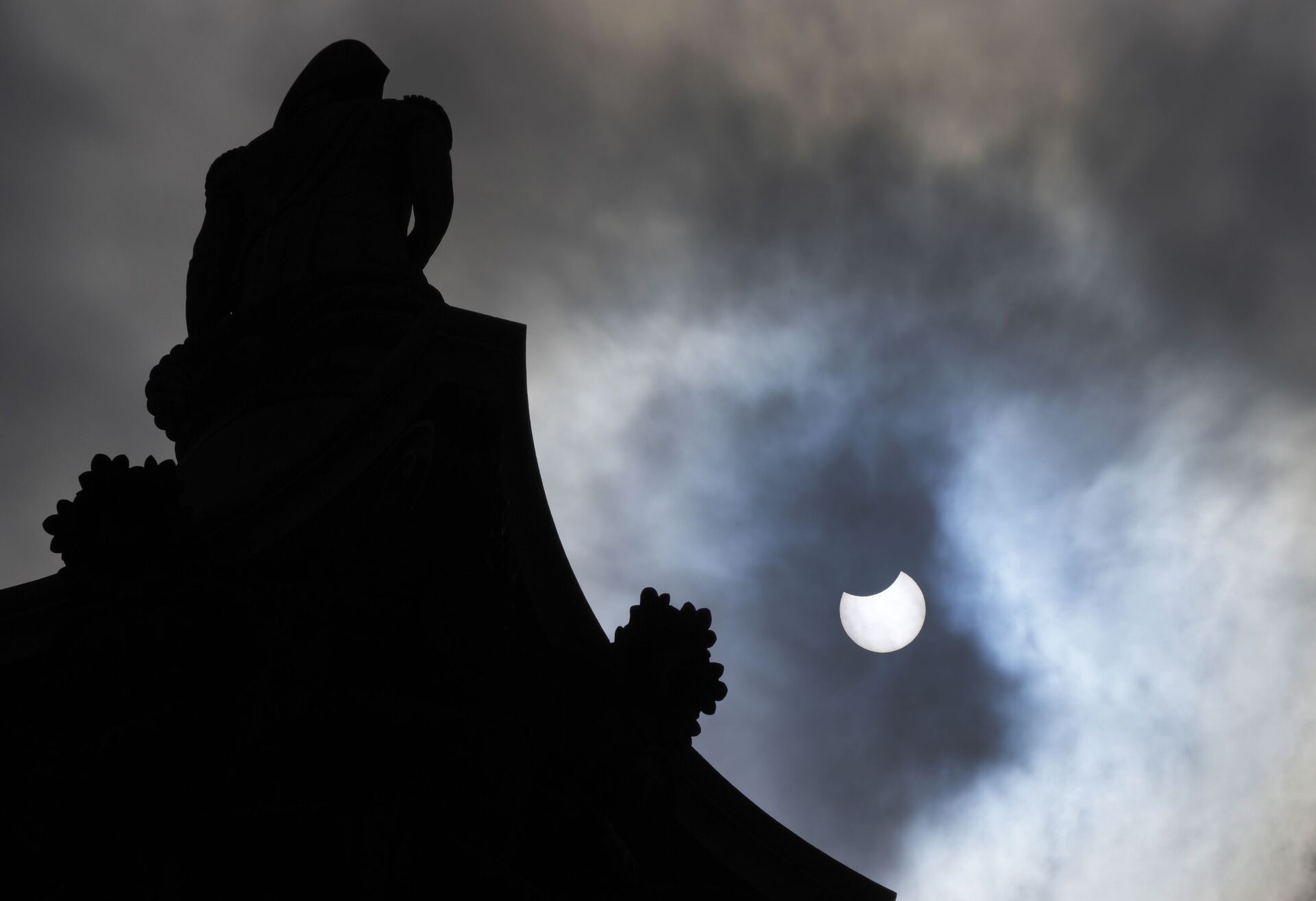 Солнечное затмение, наблюдаемое на Трафальгарской площади в Лондоне - Sputnik Грузия, 1920, 03.12.2021