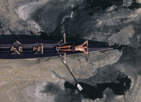 ლორწოთი დაფარულ მარმარილოს ზღვაში მამაკაცი კანოეზე ისვენებს - Sputnik საქართველო