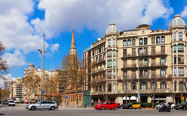 Улица Пасео-де-Сан-Хуан делит Барселону с севера на юг пополам и охватывает четыре отдельных района. В верхней части расположены традиционные бары и бутики, в нижней - стильные рестораны и популярные магазины комиксов - Sputnik Грузия