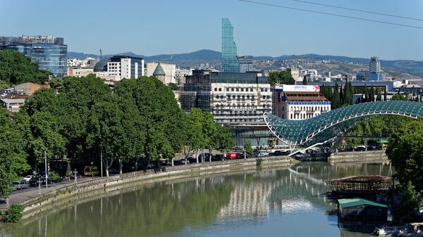 Вид на город Тбилиси - набережная и мост Мира - Sputnik Грузия