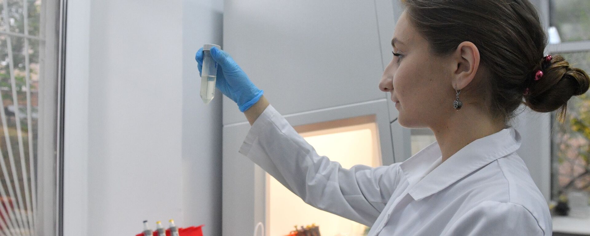 Сотрудница лаборатории проводит испытания вакцины от COVID-19 в центре эпидемиологии и микробиологии имени Н.Ф. Гамалеи - Sputnik Грузия, 1920, 18.06.2021