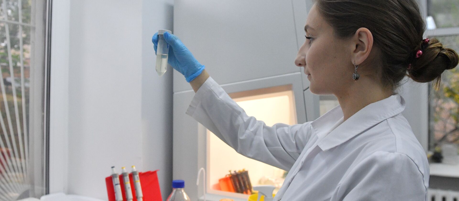 Сотрудница лаборатории проводит испытания вакцины от COVID-19 в центре эпидемиологии и микробиологии имени Н.Ф. Гамалеи - Sputnik Грузия, 1920, 18.06.2021