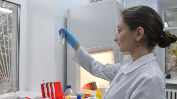 Сотрудница лаборатории проводит испытания вакцины от COVID-19 в центре эпидемиологии и микробиологии имени Н.Ф. Гамалеи - Sputnik Грузия