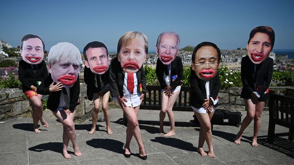 Экологические активисты Extinction Rebellion позируют с лицами лидеров G7 на демонстрации во время саммита G7 в Британии - Sputnik Грузия