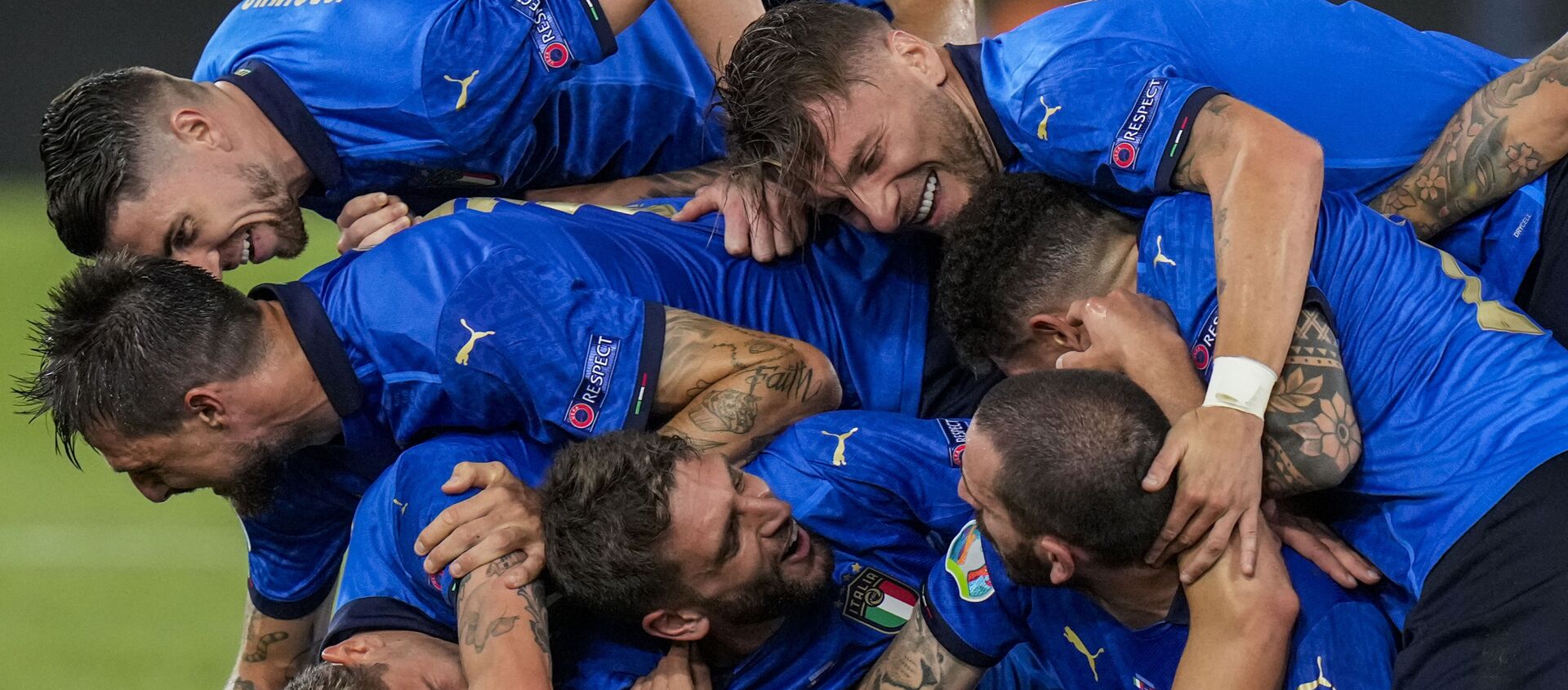 Игроки сборной Италии празднуют свой второй гол во время матча группы А чемпионата ЕВРО-2020 между сборными Италии и Швейцарии на олимпийском стадионе в Риме, Италия - Sputnik Грузия, 1920, 07.07.2021