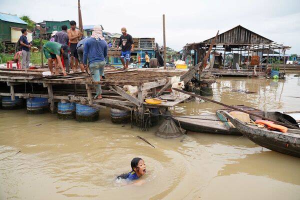 Жители сносят свои плавучие дома на реке Тонлесап после того, как им было приказано покинуть город в течение одной недели после уведомления местных властей в районе Камбоджа - Sputnik Грузия