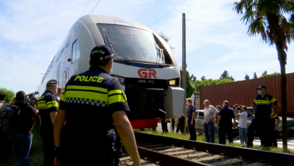 Полиция обеспечивает движение поездов в Кобулети на месте проведения акции протеста - Sputnik Грузия