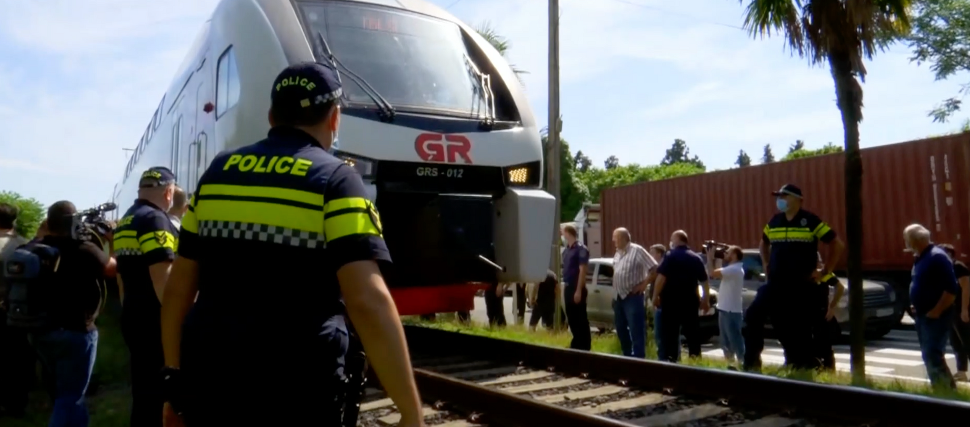 Полиция обеспечивает движение поездов в Кобулети на месте проведения акции протеста - Sputnik Грузия, 1920, 19.06.2021