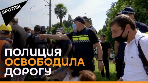 В Аджарии разогнали акцию протеста: жители требовали вернуть им землю - видео - Sputnik Грузия