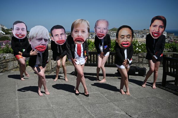 ეკოაქტივისტები Extinction Rebellion პოზირებენ G7 ლიდერების სახეებით G7 სამიტის მსვლელობისას გამართულ დემონსტრაციაზე დიდ ბრიტანეთში - Sputnik საქართველო