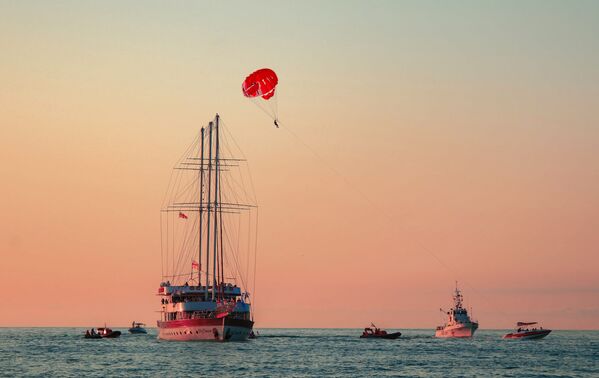А тут видно, как развлекаются гости Батуми - это и яхты для морских прогулок, и парашют, на котором можно пролететь над морем - Sputnik Грузия
