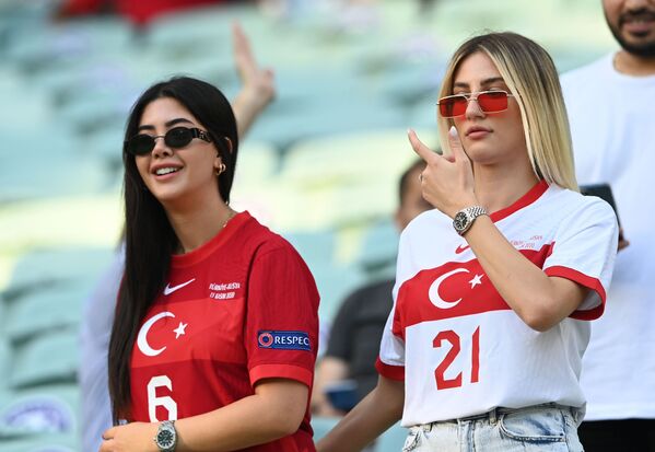 Болельщики из Турции на стадионе перед матчем в Азербайджане - Sputnik Грузия