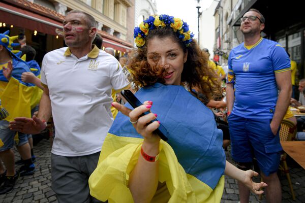 Украинские болельщики танцуют перед матчем чемпионата Европы в Бухаресте  - Sputnik Грузия