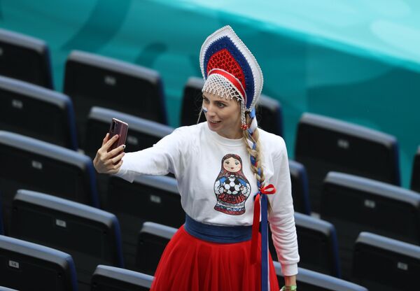 Российская болельщица перед матчем в Санкт-Петербурге  - Sputnik Грузия