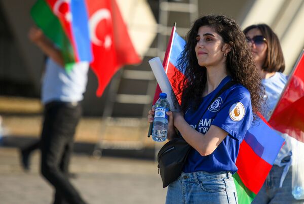 Болельщица сборной Турции перед началом матча Евро-2020 в Баку - Sputnik Грузия