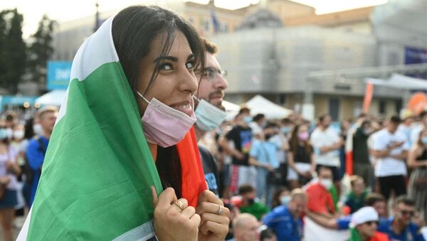 Болельщики Италии болеют за свою команду на площади Пьяцца-дель-Пополо в Риме во время футбольного матча ЕВРО-2020 между сборными Италии и Уэльса  - Sputnik Грузия