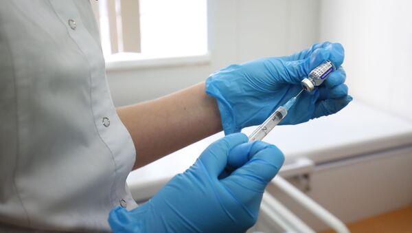 Медсестра делает прививку пациенту от коронавируса - Sputnik Грузия