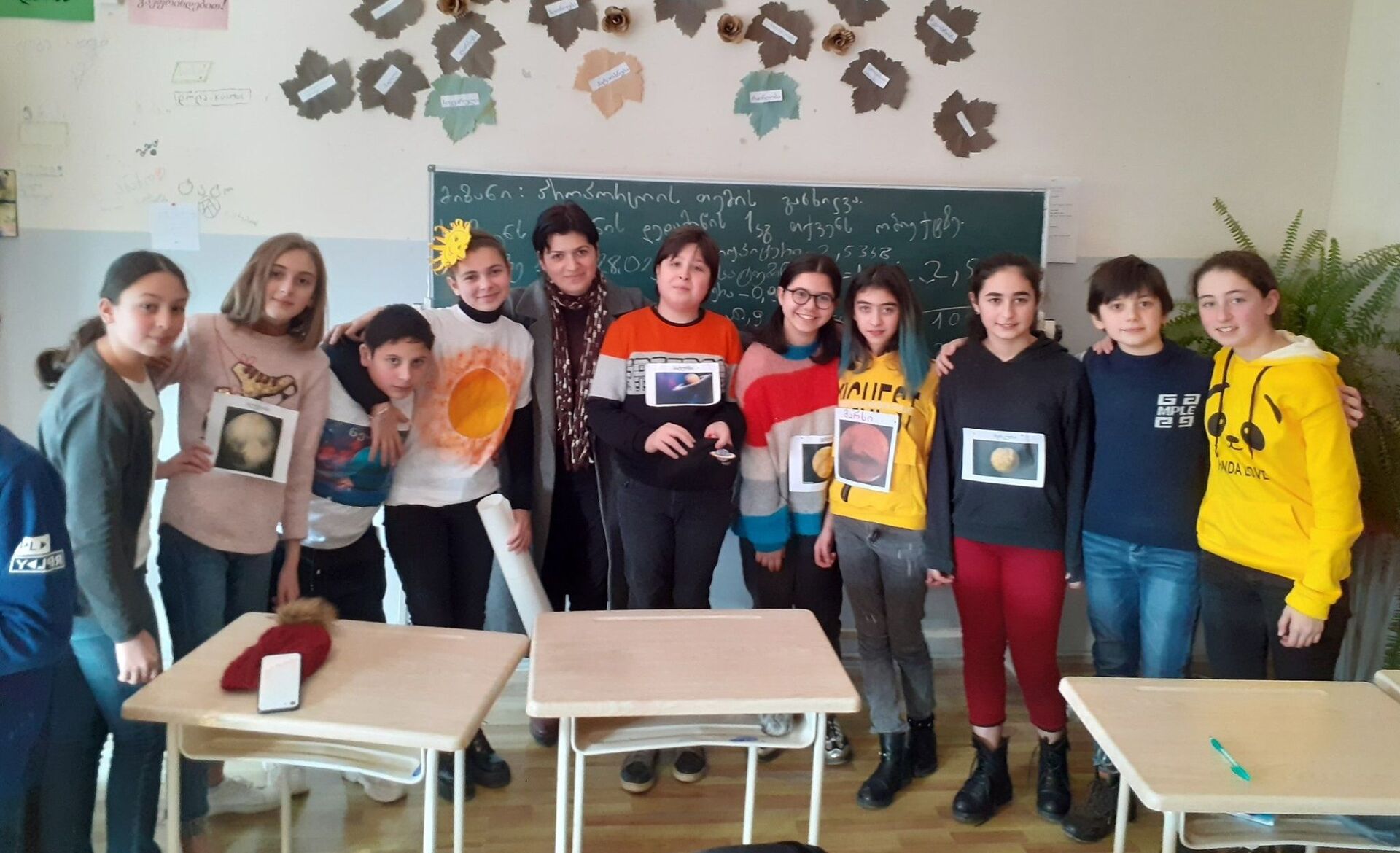 თეა ურუშაძე მოსწავლეებთან ერთად - Sputnik საქართველო, 1920, 03.02.2023