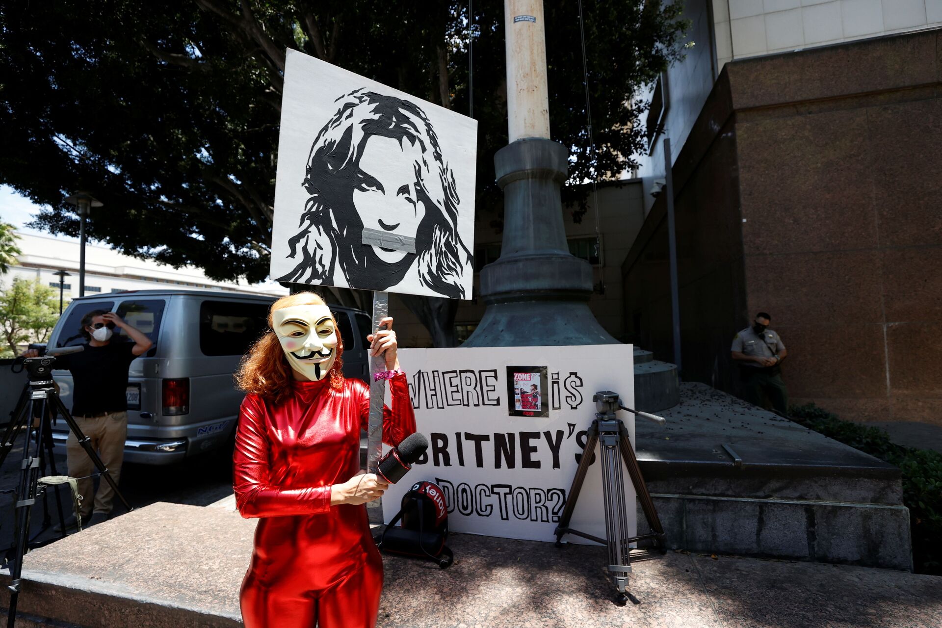 Габриэла Руис держит плакат протеста в поддержку поп-звезды Бритни Спирс в Лос-Анджелесе - Sputnik Грузия, 1920, 24.08.2021