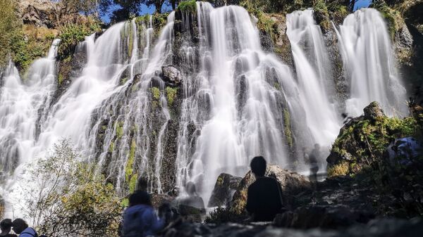Туристы у Шакинского водопада в Армении - Sputnik Грузия
