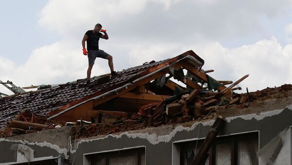 Последствия торнадо, обрушившегося на деревню Моравска-Нова-Вес в районе Годонин в Южной Моравии, Чешская Республика - Sputnik Грузия