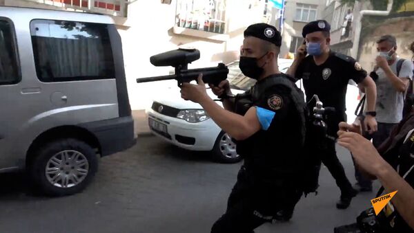 Турецкая полиция разгоняет ЛГБТ парад в Стамбуле - Sputnik Грузия