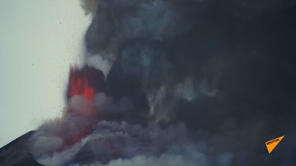 Этна вновь выбросил столбы лавы и пепла в небо над Катанией - Sputnik Грузия
