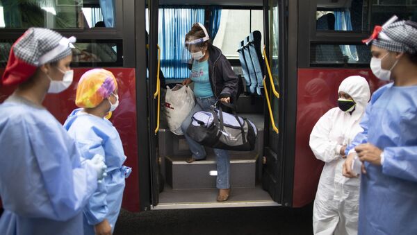 Эпидемия коронавируса - пассажиры в автобусе в масках - Sputnik Грузия