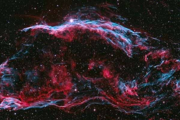 Комплекс туманности Вейл - это остаток гигантского взрыва сверхновой. На этом изображении показана только часть комплекса, поскольку вся туманность примерно в шесть раз больше диаметра полной Луны - Sputnik Грузия