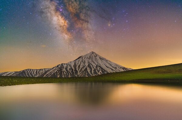 Великолепие горы Дамаванд, расположенной к северо-востоку от Тегерана. По словам фотографа, гора является одним из самых красивых природных чудес Ирана. Слева от нее в небе сияет Млечный Путь - Sputnik Грузия