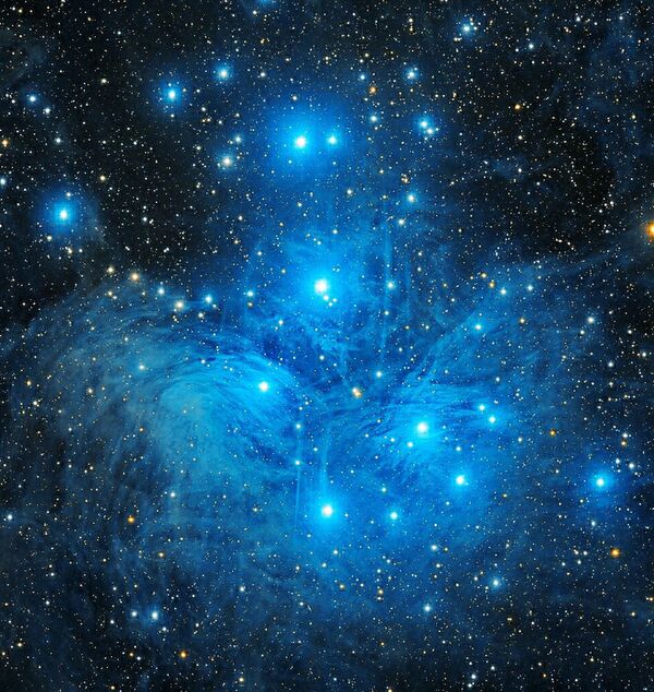 Это выдающееся изображение сияющих звезд зимой. Плеяды, также известные как Семь сестер и Мессье 45, представляют собой рассеянное звездное скопление, содержащее горячие звезды среднего возраста B-типа на северо-западе созвездия Тельца


 - Sputnik Грузия