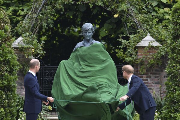 В четверг в Лондоне принцы Уильям и Гарри вместе открыли памятник их матери, принцессе Уэльской Диане - Sputnik Грузия