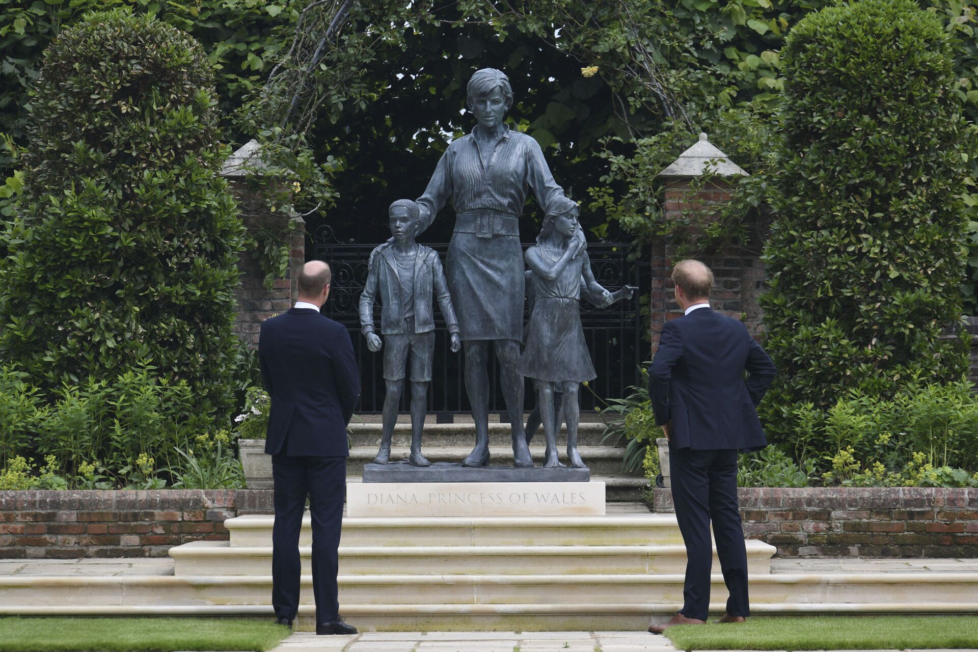 Принц Уильям и принц Гарри у памятника своей матери принцессе Диане в саду Кенсингтонского дворца в Лондоне, Великобритания - Sputnik Грузия, 1920, 11.01.2022
