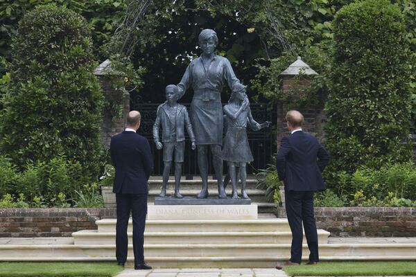 Скульптура изображает принцессу и двух детей - мальчика и девочку, стоящих по обе руки от нее - Sputnik Грузия