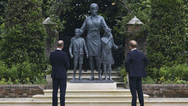 Принц Уильям и принц Гарри у памятника своей матери принцессе Диане в саду Кенсингтонского дворца в Лондоне, Великобритания - Sputnik Грузия